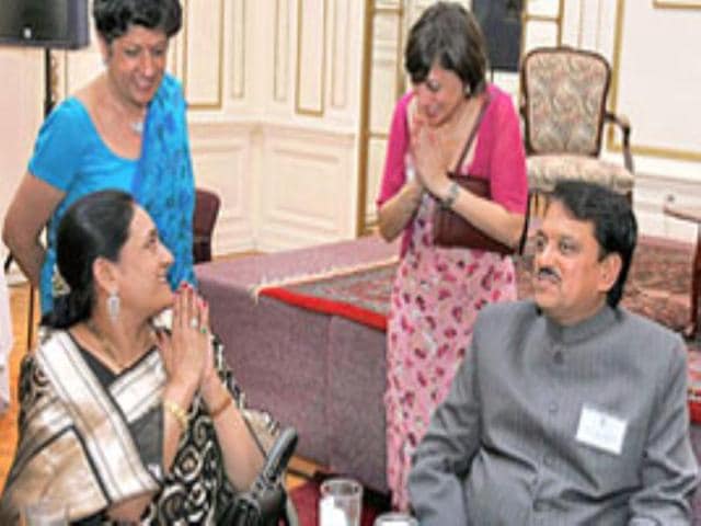 Maharashtra Chief Minister Vilasrao Deshmukh with his wife at a reception hosted by Indian Consulate in New York on Monday, June 25, 2007.