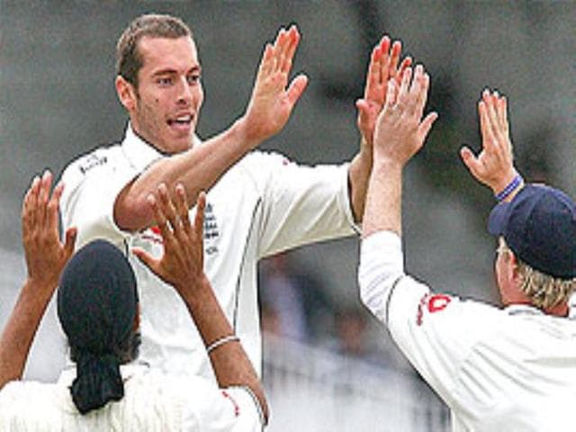 Tremlett celebrates with teammates Panesar and Bell.