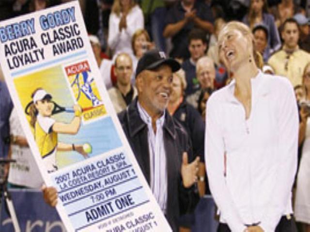 Maria Sharapova is presented with the Acura Classic Loyalty Award at the Acura Classic event.