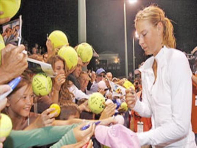 Maria Sharapova signs autographs at Carlsbad.
