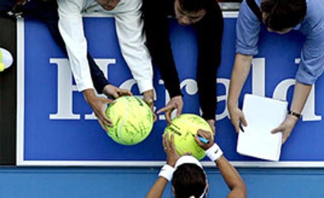 China's Li Na signs autographs for fans after winning against Italy's Maria Elena Camerin at the Australian Open tennis tournament in Melbourne January 17, 2008.