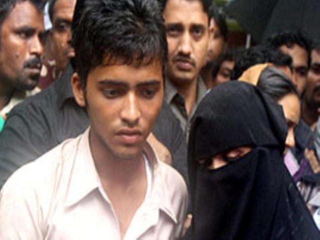 Ruwaida Usmani, (R) with her son, waits to receive her husband Faiz Usmani's body outside a hospital in Mumbai. Usmani was detained by police for questioning in connection with Mumbai blasts.