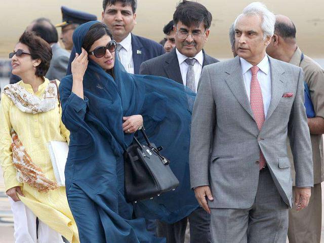 Foreign minister of Pakistan, Hina Rabbani Khar being received by Pakistan High Commissioner to India Shahid Malik and Indian officials on her arrival at Air Force Station Palam in New Delhi.