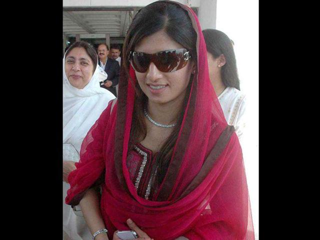 She was born on 19 January 1977 in Multan, Punjab, Pakistan.