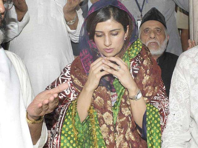 Hina Rabbani Khar prays during a visit to the shrine of Muslim Sufi saint Hazrat Nizamuddin Aulia in New Delhi.