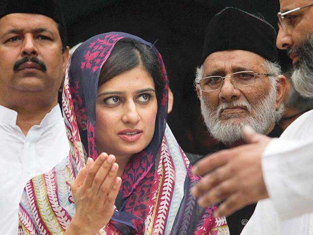 Pakistan-s-foreign-minister-Hina-Rabbani-Khar-gestures-upon-her-arrival-to-offer-prayers-at-the-shrine-of-Sufi-saint-Nizamuddin-Auliya-in-New-Delhi