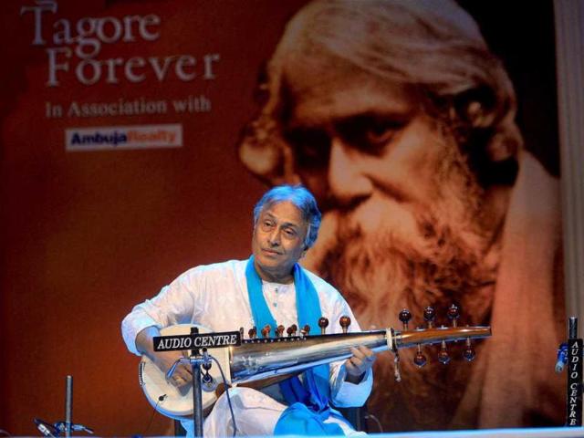 Sarod maestro Ustad Amjad Ali Khan performs during the 'Tagore Forever' programme in Kolkata