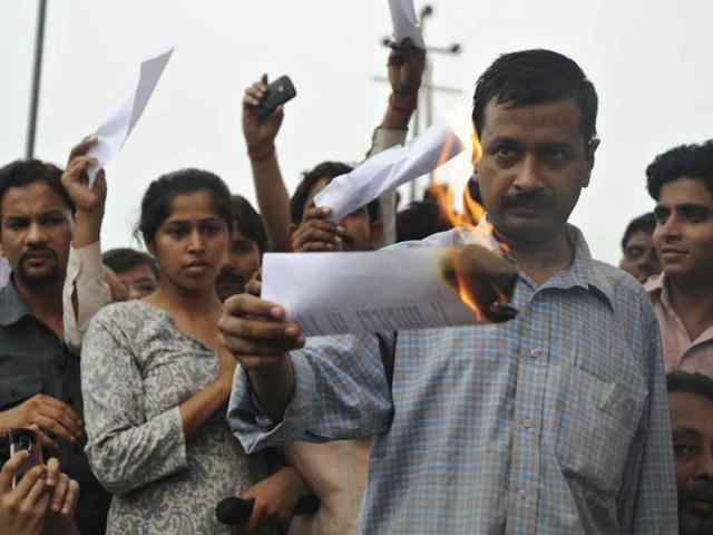 Civil society member Arvind Kejriwal burns a copy of the Lokpal Bill during a protest on the outskirts of New Delhi