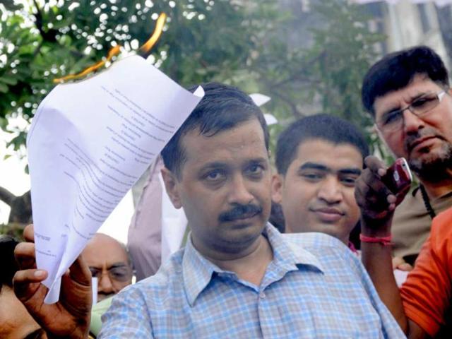 Drafting commettee member Arvind Kejriwal burns a copy of lokpal bill draft during a protest in Kaushambi, Ghaziabad.