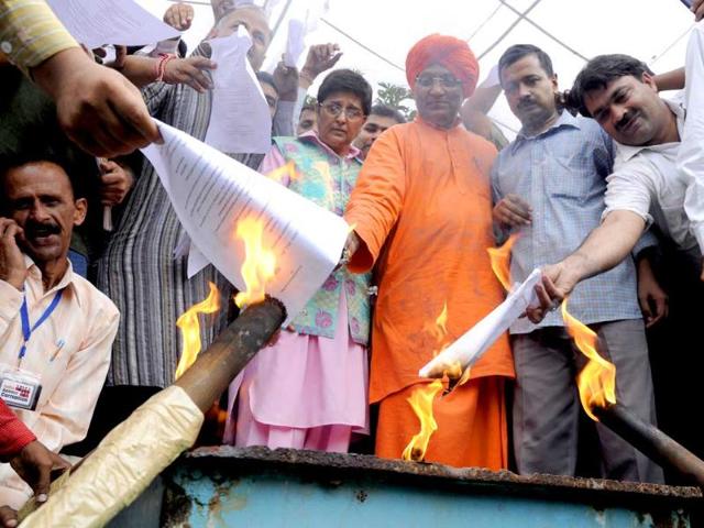 Drafting commettee members Arvind Kejriwal, Kiran Bedi, Swami Agnivesh and Prashant Bhushan burn copies of lokpal bill draft during a protest in Kaushambi, Ghaziabad.