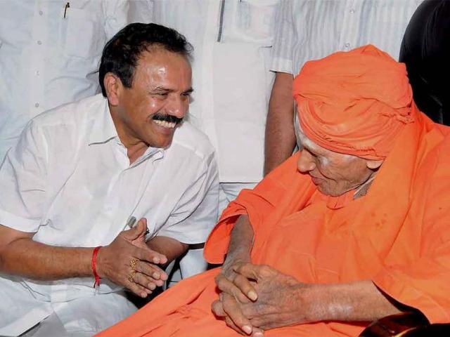 Karnataka CM Sadananda Gowda meets Sri Sri Sri Shivakumara Swamiji at Siddaganga Mutt in Tumkur