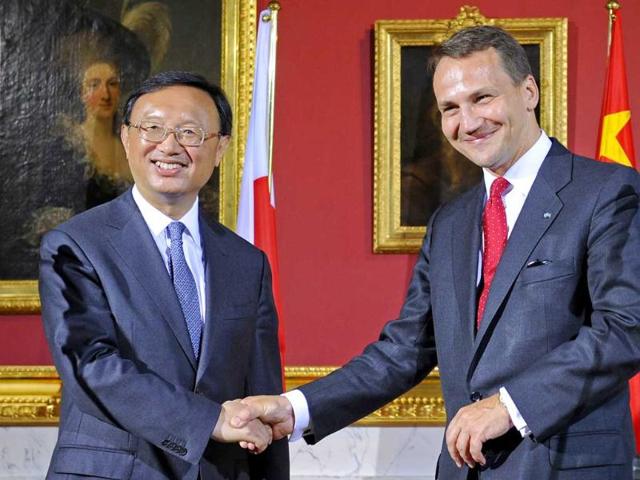 Chinese Foreign Minister Yang Jiechi (L) shake hands with his Polish counterpart Radoslaw Sikorski (R) following a press conference at Lazienki palace in Warsaw.