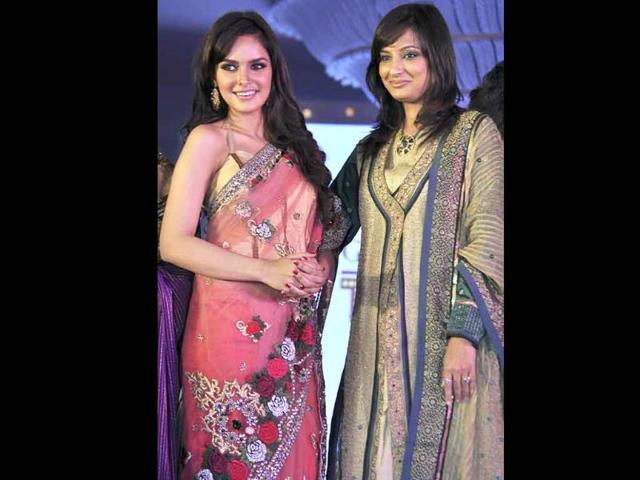 Shahzahn Padamsee (L) walks the ramp while displaying creations by designer Pallavi Goenka (R). (AFP)