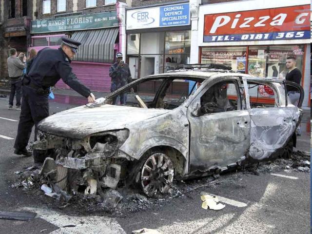Riot-police-patrol-Manchester-city-centre-after-trouble-on-Market-street