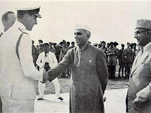 Lord Mountbatten, the last Viceroy of colonial India handing over the reins to Jawaharlal Nehru, free India's first Prime Minister on 15th August 1947.