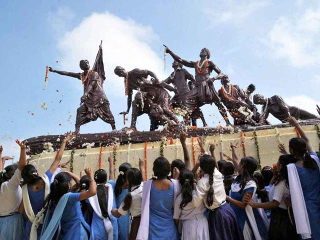 Schoolgirls paying homage to the statues of seven martyrs at Shaheed Smarak on the occasion of Shaheed Diwas, in Patna.