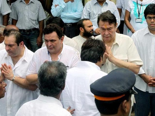 Shammi Kapoor's nephews (L to R) Rajiv, Rishi and Randhir thank people for paying their regards.