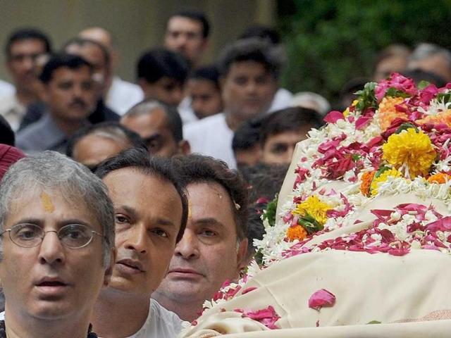 Aditya Raj Kapoor, Rishi Kapoor and Anil Ambani carry Shammi Kapoor on the bier for his last journey.