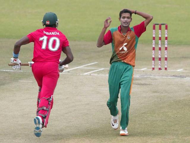 Bangladesh's Shafiul Islam (R) reacts as Zimbabwe's Vusimuzi Sibanda flies past him during the third one-day international of their five-match series between Zimbabwe and Bangladesh at the Harare Sports Club.