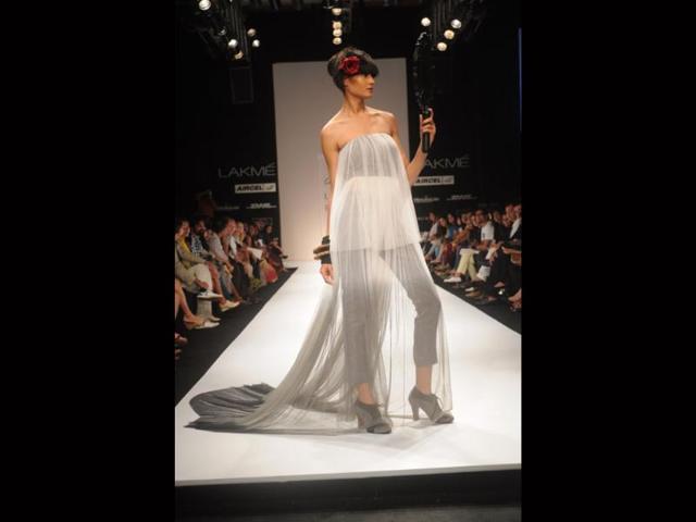 Nikhil Thampi: From saris to jumpsuits, gowns to skirts and shirts to waist coats, Thampi used shades of black, blue and beige and presented a line for both men and women. The show stealer was layered ombre net white-grey top and skirt, an ombre sari and a white long backless draped gown.