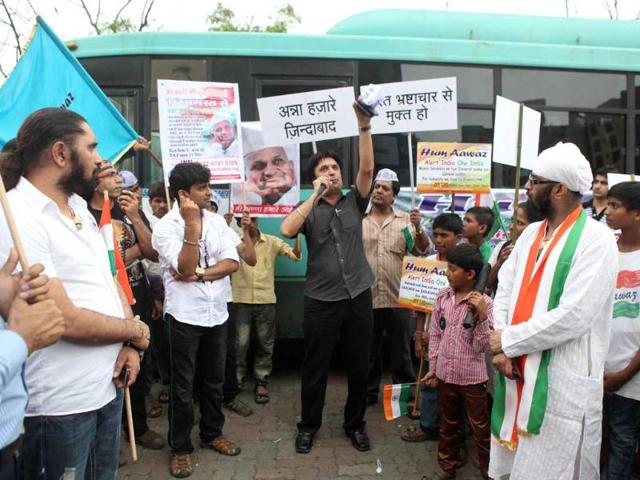 TV actors protest at Lokhandwala to support Anna Hazare.