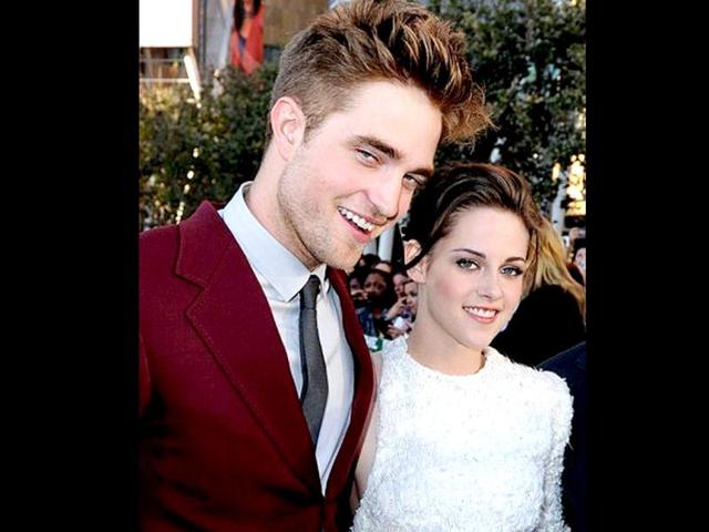 Robert Pattinson moves back with Kristen Stewart - Hindustan Times
