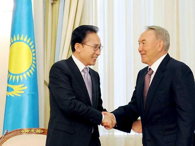 Kazakh president Nursultan Nazarbayev (R) shakes hands with his Korean counterpart Lee Myung-bak during their meeting in Astana.