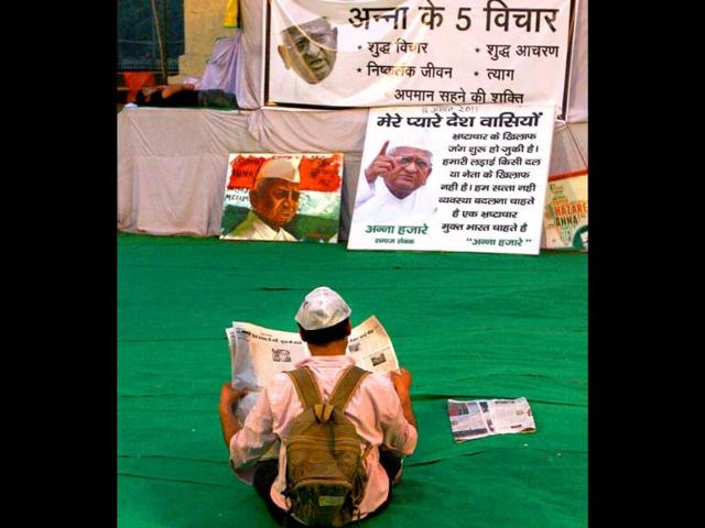An Anna Hazare supporter reading newspaper at Ramlila Ground.