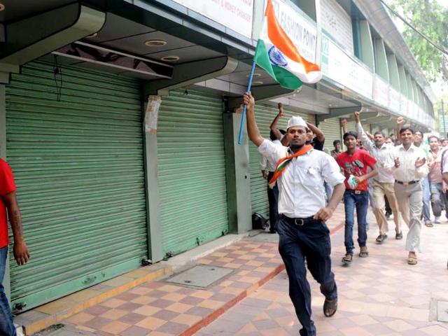 Supporters of anti-corruption activist Anna Hazare force shops and restaurants to close down in New Delhi during Anna's tenth-day on hunger strike in New Delhi.