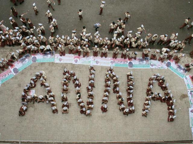 School children form a human chain that reads "Anna" to support Anna Hazare's Jan Lokpal Bill in Surat.
