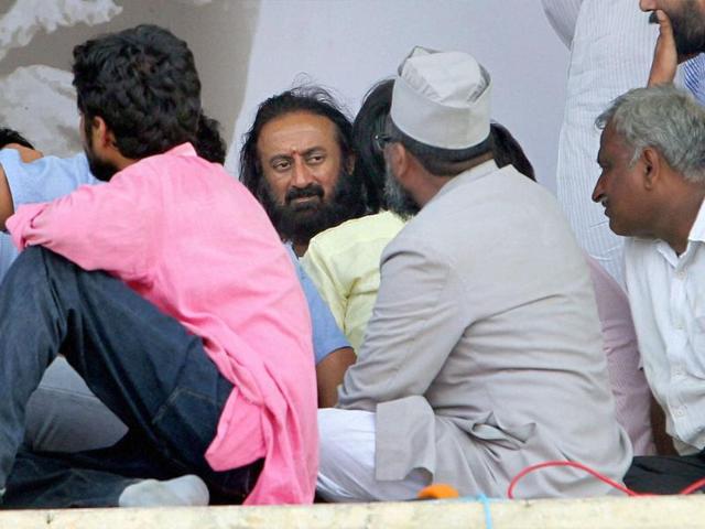 Sri Sri Ravishankar attends the meeting of the core committee of Anna Hazare's team during their agitation against corruption at Ramlila Ground in New Delhi.