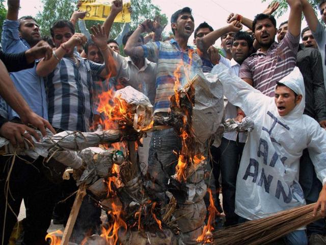 Students burn an effigy representing corruption during a protest in support of Anna Hazare and Jan Lokpal Bill.