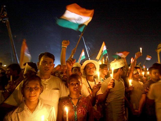 Supporters-of-Anna-Hazare-celebrating-as-government-agreed-upon-the-demands-of-Anna-Hazare-on-Lokpal-Bill-at-India-Gate-in-New-Delhi