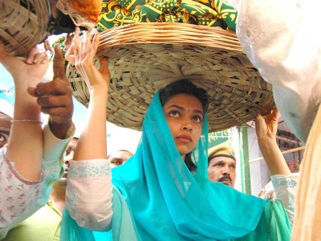Deepika Padukone visited Shrine of Khwaja Moinuddin Chishti to offer a chadar in Ajmer. Check out the actor in her plain jane avatar.