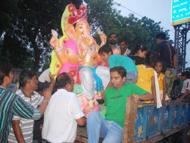 Devotees buying an idol of Ganesh Chaturthi on the occasion of Ganesh Festival in Jodhpur.