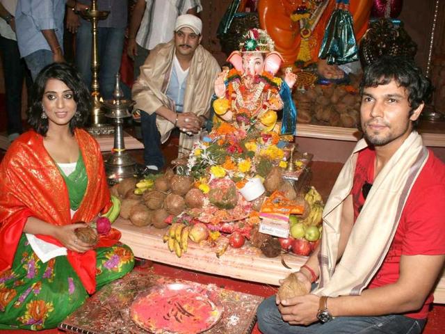 Bollywood actors Mahie Gill, Jimmy Shergill and Randeep Hooda pose with an idol of Lord Ganesha on the occasion of Ganesh Chaturthi in Mumbai. Check out other B-Town actors celebrating the festival. (AFP)