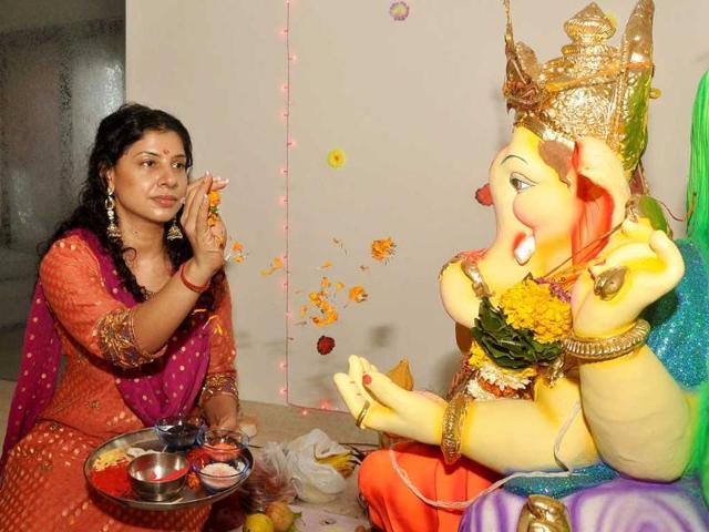 Reality TV actor Sambhavna Seth performs Ganesh Puja in Mumbai. (AFP)