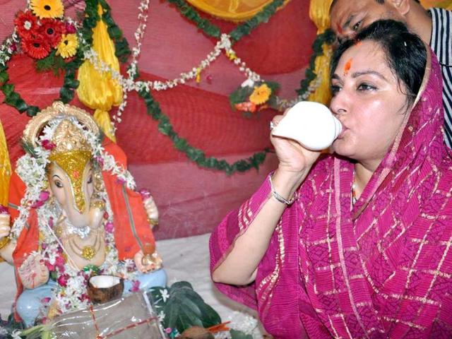 Parliament Member Jaya Prada blowing a conch shell during puja on the occasion of Ganesh Chaturthi in Rampur on Thursday. (UNI)