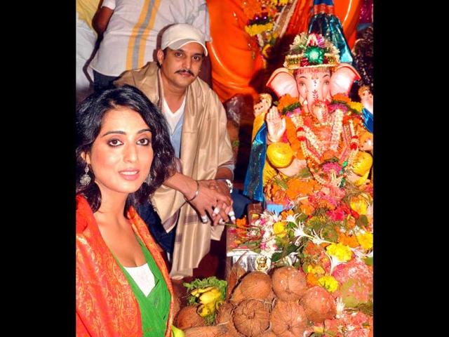Bollywood actors Mahie Gill and Jimmy Shergill pose with an idol of the Lord Ganesha on the occasion of the Ganesh Chaturthi. (AFP)
