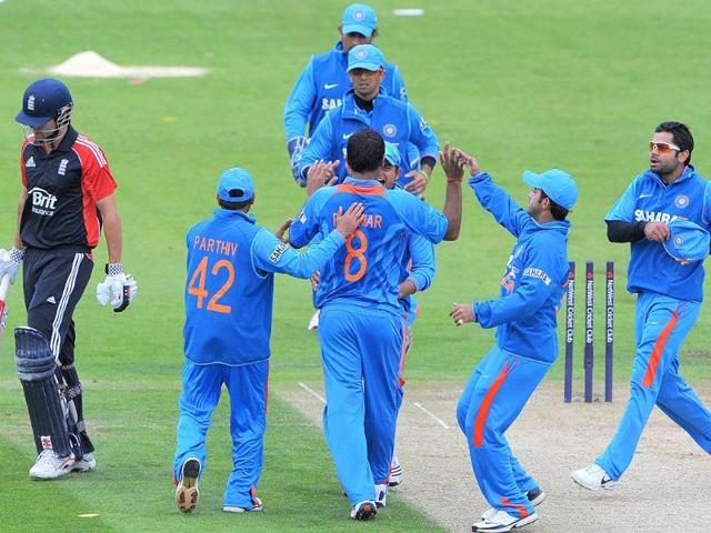 India-s-Suresh-Raina-R-dives-to-avoid-being-run-out-and-is-successful--watched-by-Captain-Mahendra-Singh-Dhoni-L-during-the-fourth-One-Day-International-ODI-cricket-match-between-England-and-India-at-Lord-s-cricket-ground-in-London