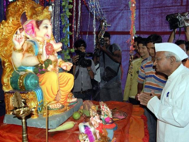 Anna Hazare prays at a Ganpati pandal at Ralegan Siddhi.