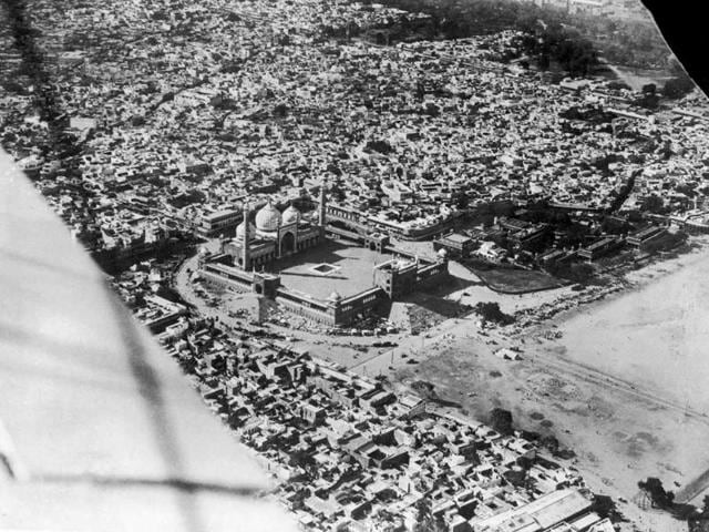 A hundred years ago, the British monarch King George V anointed himself the Emperor of India and announced the shifting of the capital from Calcutta to Delhi.