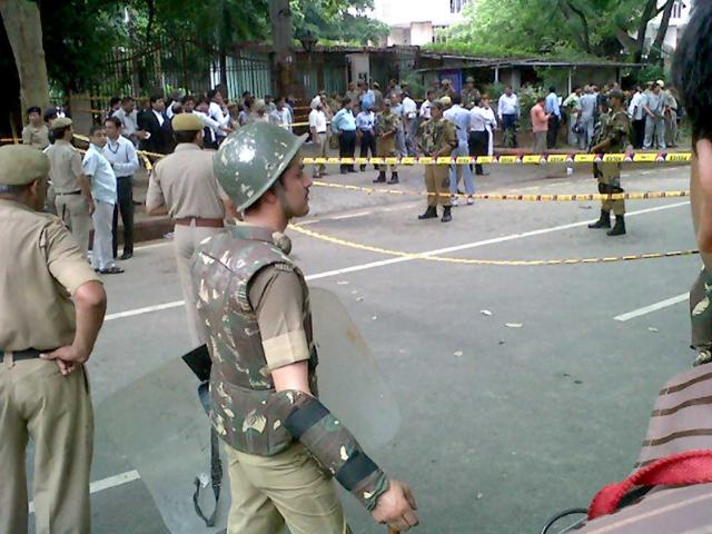Police outside the Delhi High Court after the blast.