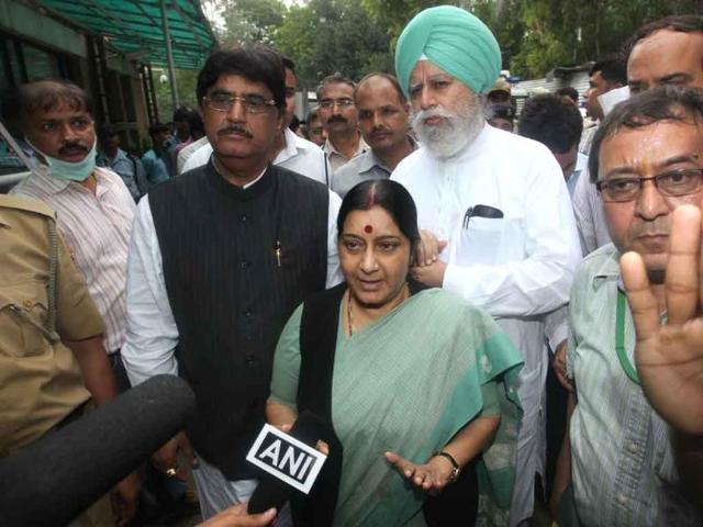 BJP leader Sushma Swaraj visits RML hospital to meet victims of Delhi high court blast.