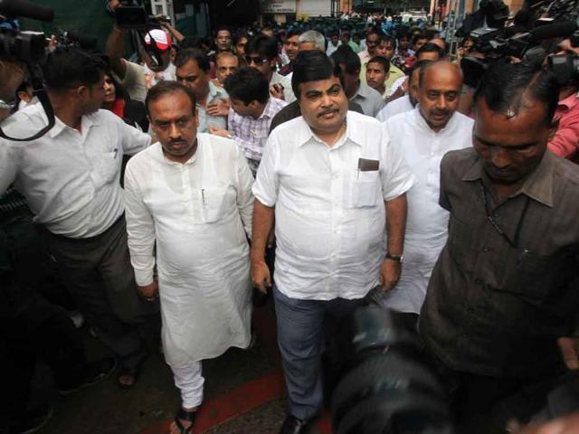 BJP chief Nitin Gadkari visits RML hospital to meet victims of the Delhi high court blast.