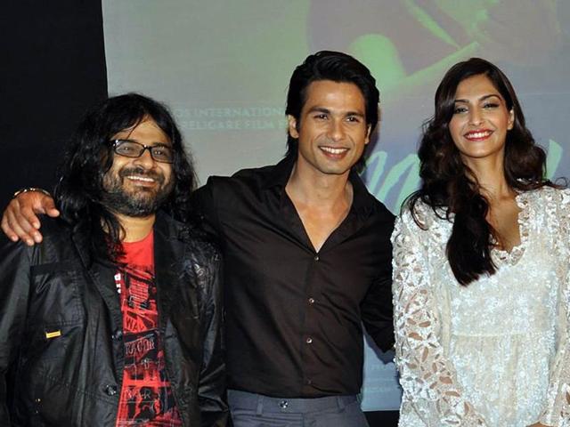 Shahid Kapoor, Sonam Kapoor pose with music director Pritam Chakraborthy during the success party for Mausam (AFP)