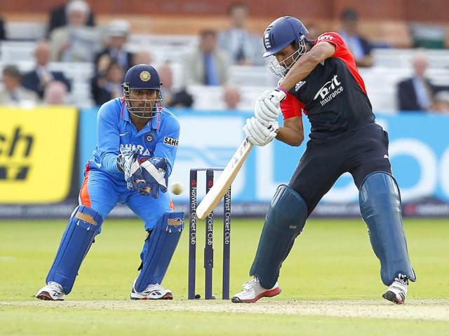 England's Ravi Bopara (R) plays a shot watched by India's Captain and Wicketkeeper Mahendra Singh Dhoni during the fourth One Day International (ODI) cricket match between England and India at Lord's cricket ground in London.