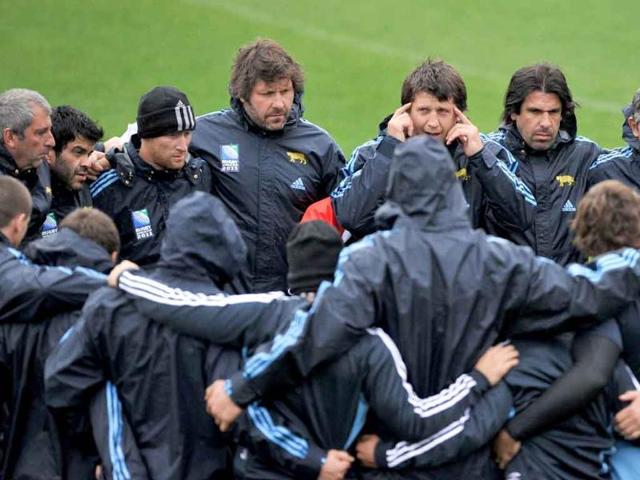 Argentina's head coach Santiago Phelan (C) talks to his players during a training session at Caledonian camp in Dunedin.