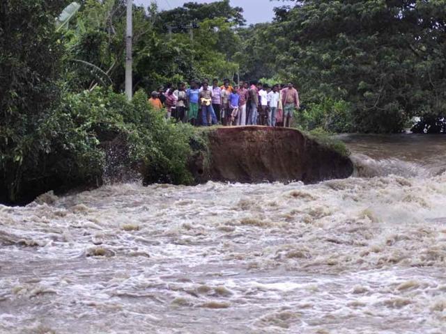 Flood affected villagers look at washed away embankment near Megha village, 55 kilometers (34 miles) from Bhubaneswar.