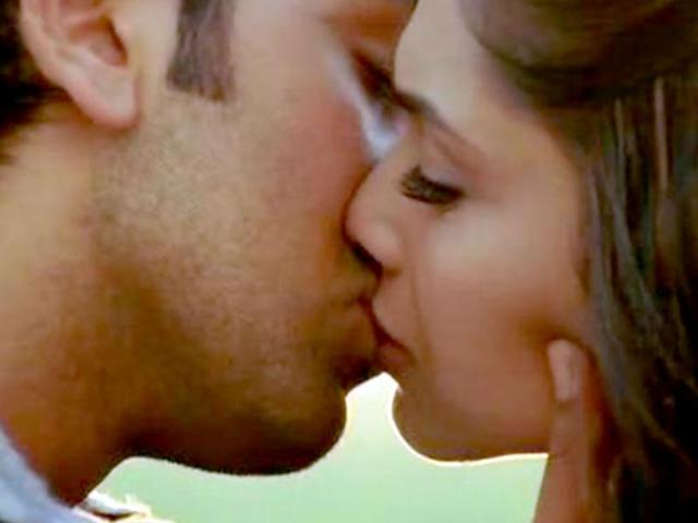Bachna Ae Haseeno: Ranbir kissed his ex-flame Deepika Padukone.
